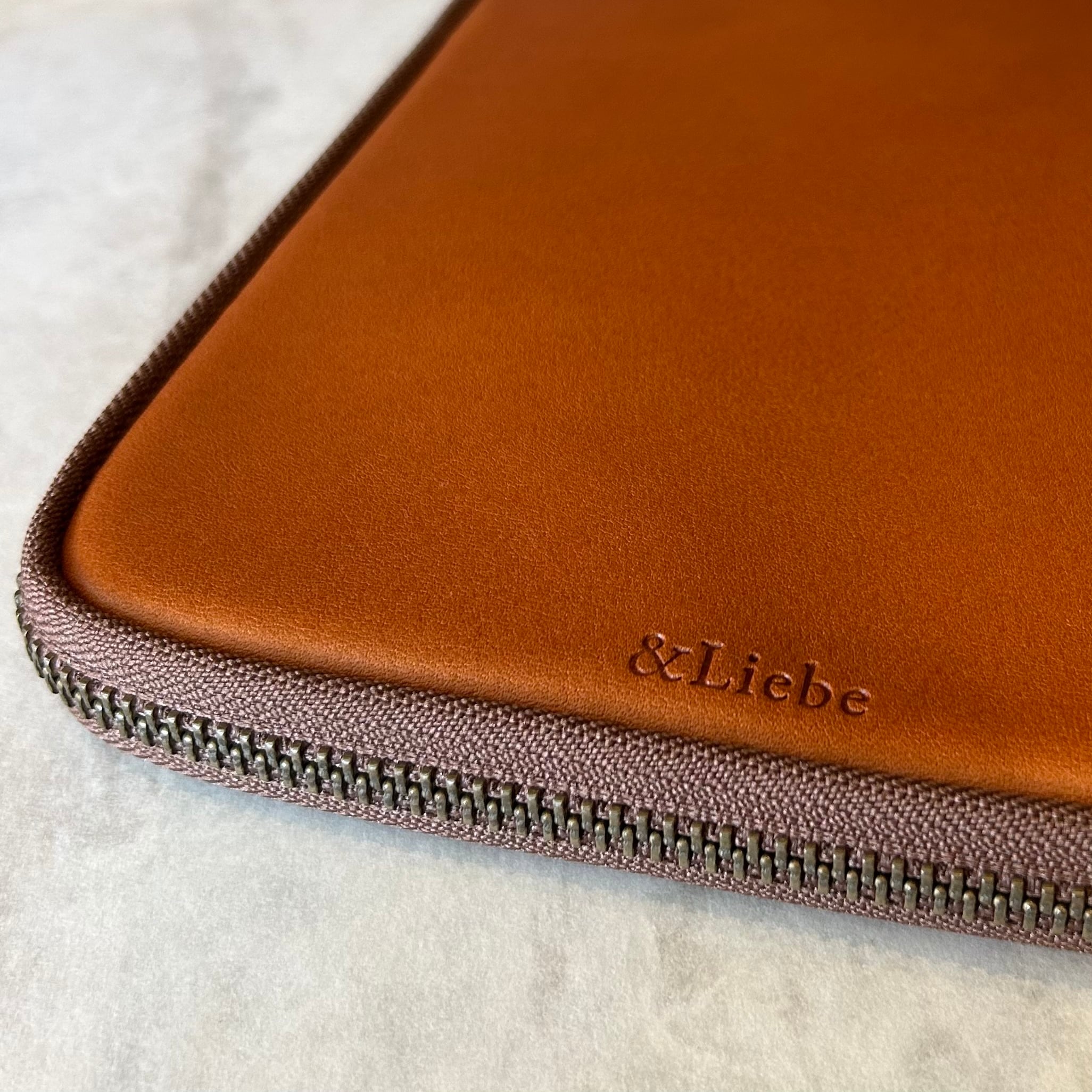 ＆Liebe「開くたび、ときめく 文具ポーチ（栃木レザー）」／5本差し