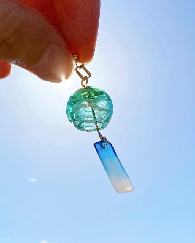 園の送迎、夏まつりに】アレルギー対応｜涼を呼ぶ。風鈴と夏空