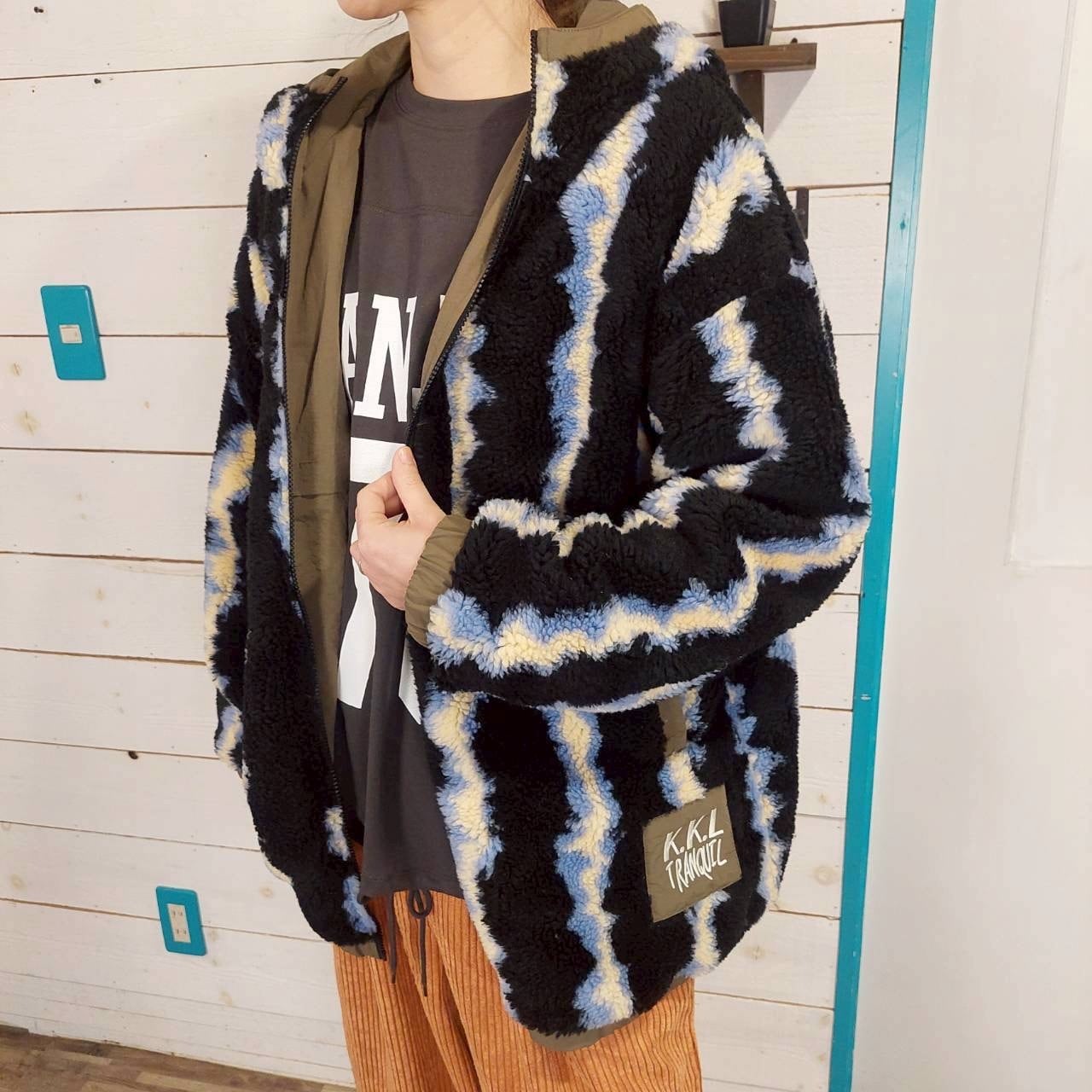 柄ボアナイロンリバーシブルブルゾン　314-20　フード付裾ロゴ刺繍　フリーサイズ　ボアアウター