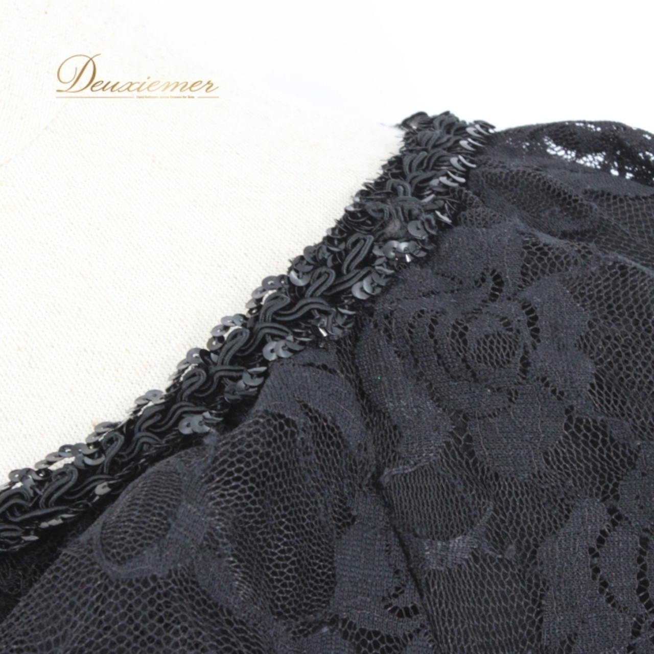 社交ダンス 衣装 スタンダード ドレス ワンピース レッスンウェア パーティドレス 黒 銀 ブラック系 シルバー系 ICHIOKU イチオク フリル フリルスカート ダンス衣装 おしゃれ フォーマル 謝恩会 結婚式 講師用 イベント服 高級感 伸縮性 レディース 洗える エレガント 手洗い可能 パーティー用 着痩せ 効果 柔らかい 花柄レース シック ルームウェア 2023年モデル トレーニング用