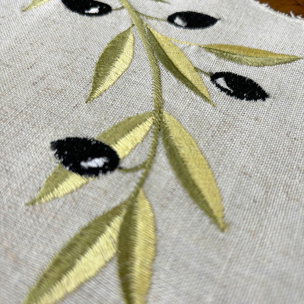 テーブルセンター　オーバル　オリーブの刺繍　オリーブの実　テーブルマット　