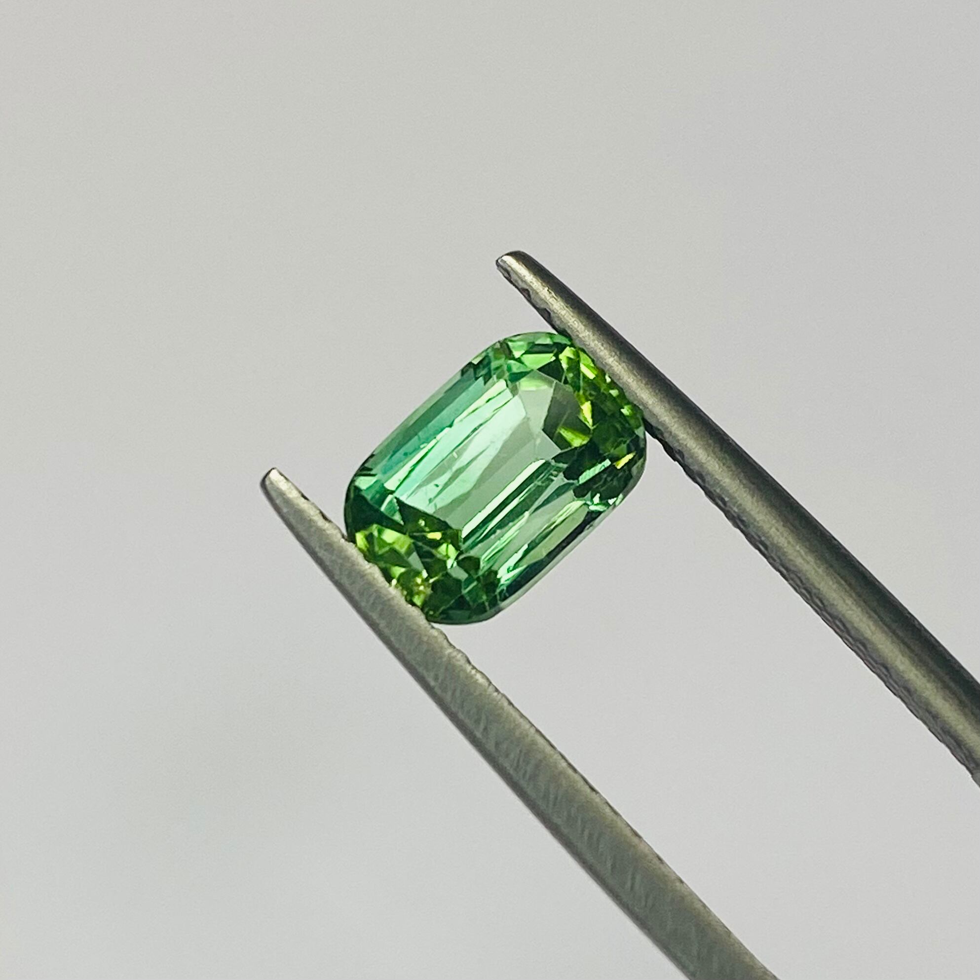 ミント、シーフォームグラデーションの楽しいトルマリン