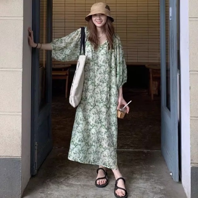 ワンピース ロングワンピ ロング ロング丈 袖あり ボリューム袖 パフスリーブ Vネック 襟なし ノーカラー ストレート ワイド Iライン 透け感 ドロスト 薄手 きれいめ カジュアル 大人 おしゃれ レトロ 大人女子 こなれ感 ラフ キュート ルーズ 個性的 存在感 抜け感 清楚 爽やか リーフ柄 ボタニカル 春 夏 レディース 女性用 ママ お出かけ 休日 アウトドア リゾート 旅行 海 バカンス ショッピング 着回し 普段使い 楽ちん 体型カバー S M L XL 大きめ ゆったり グリーン