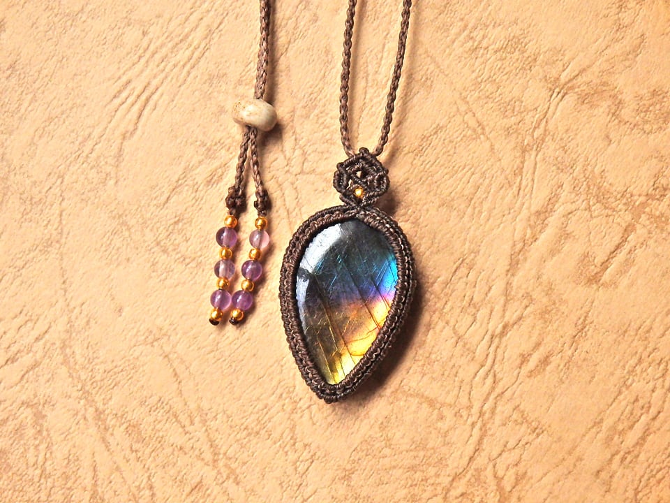 マルチカラー(レインボー) ラブラドライト マクラメペンダント | A