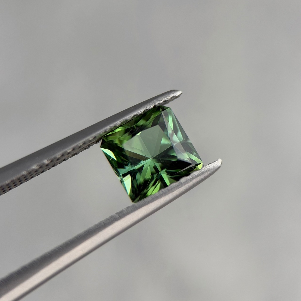 グリーントルマリン ラディアントカット 5.7x5.7x4.2mm, 0.97ct, ナミビア産