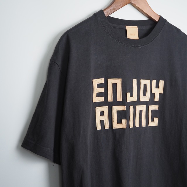 Leather patch "ENJOY AGING" short sleeve T-shirt (5 colors) leather patch