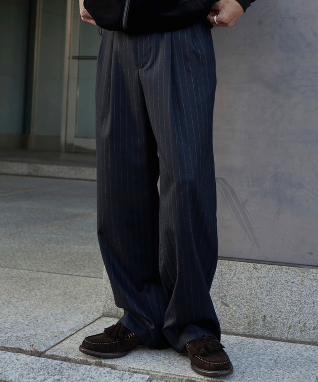 UNIVERSAL PRODUCTS. / 253-60507 WOOL 2 TUCK TROUSERS(NAVY STRIPE)