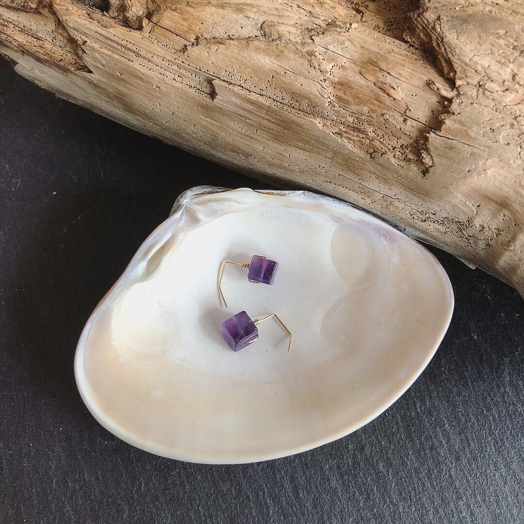 キューブアメジストのスタッズピアス