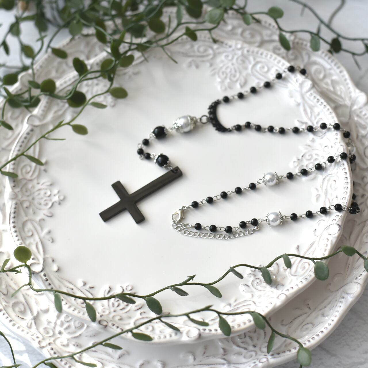 崇拝と反駁｜逆十字が語るロザリオ／クロス 十字架 モノクロ