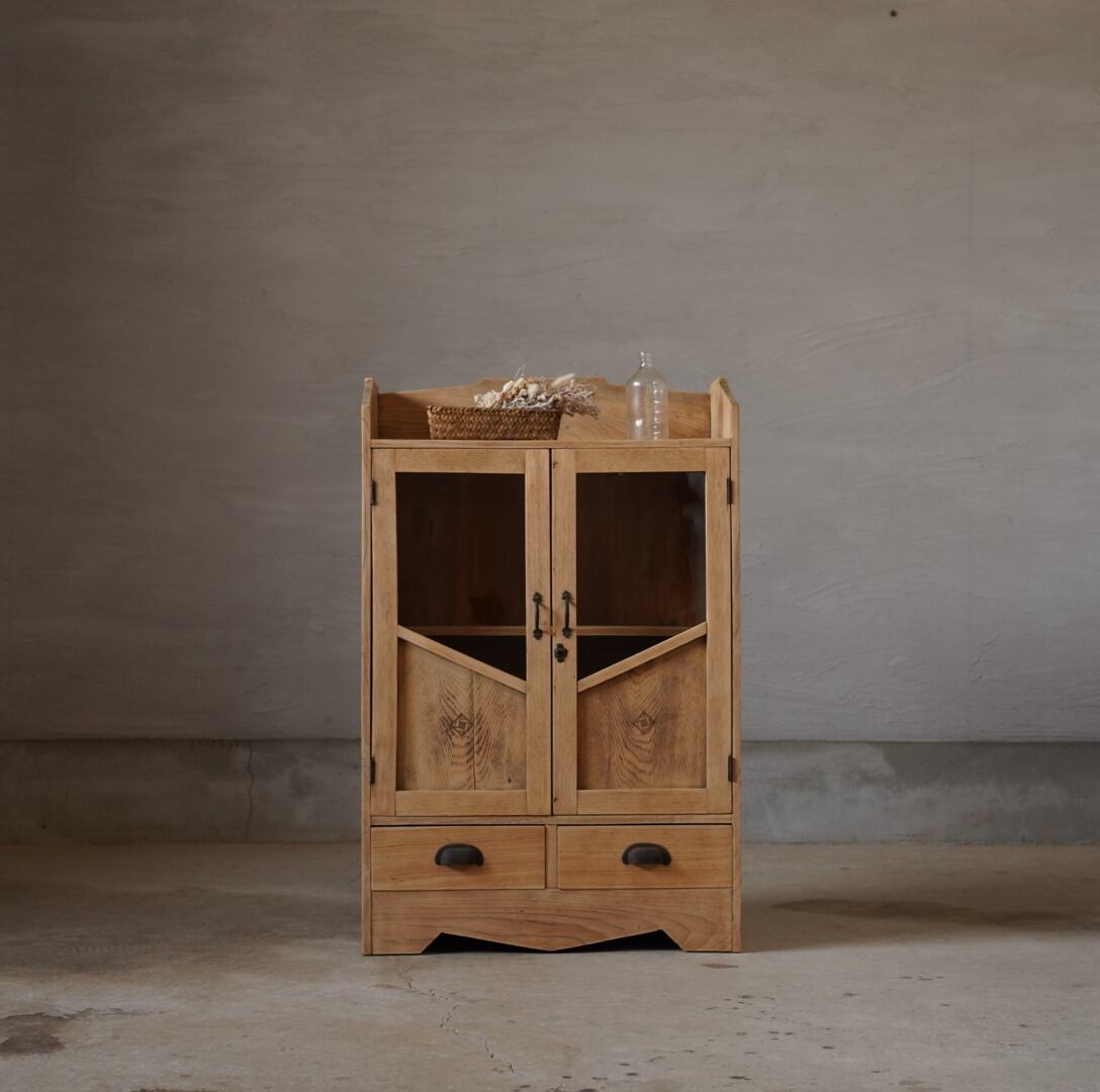 古い開き戸のキャビネット