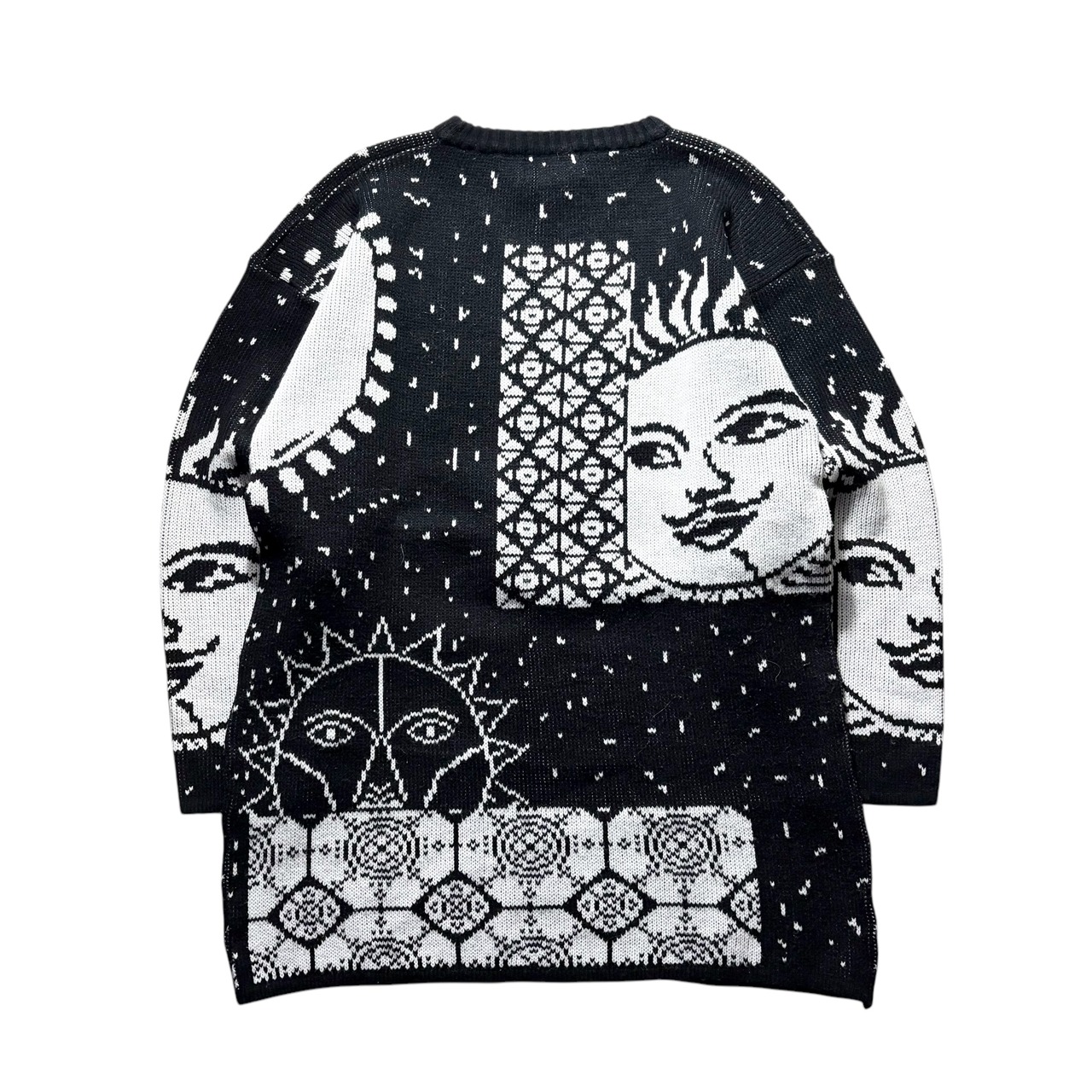 “Sun Face” pattern monotone knit sweater
