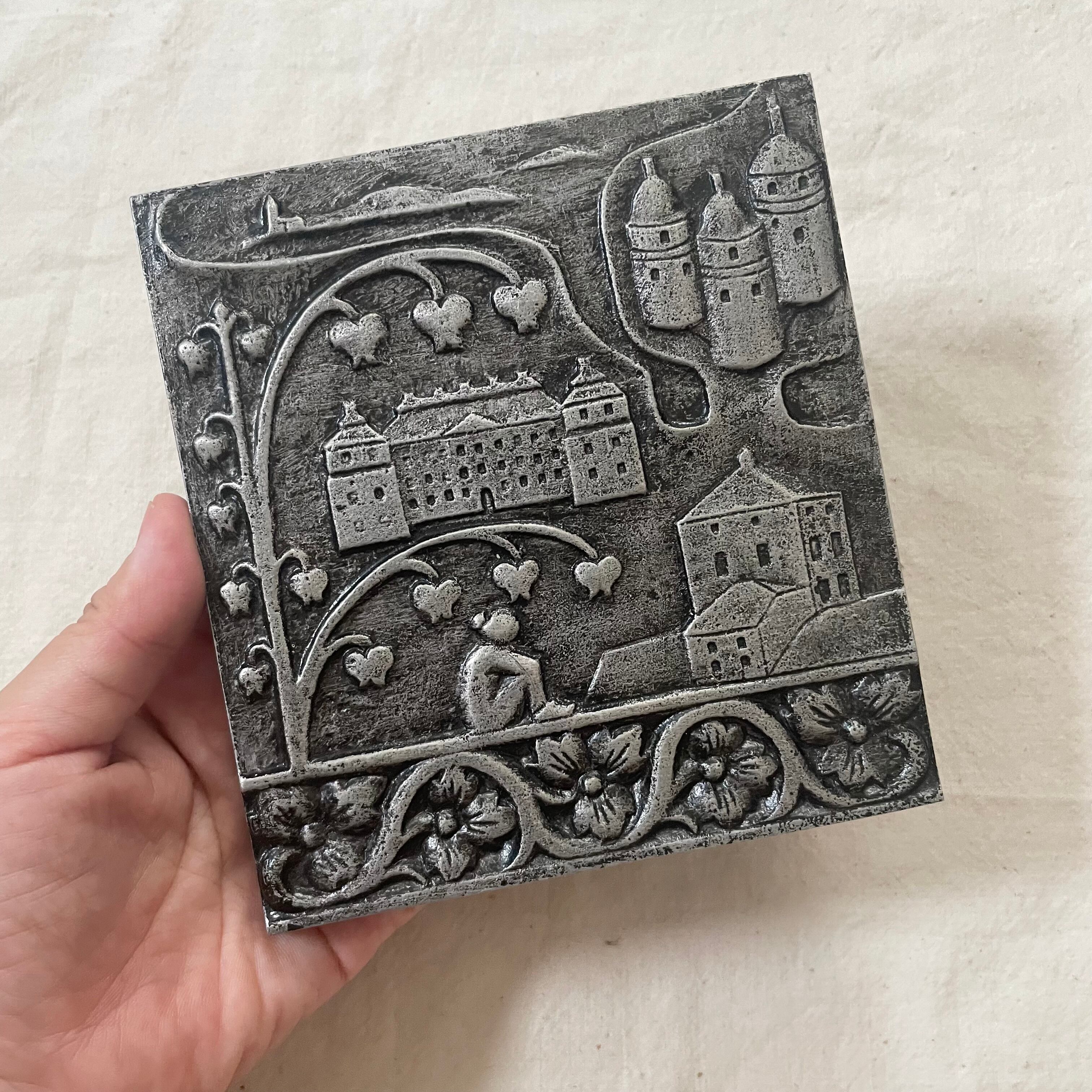 不思議な世界の壁飾り