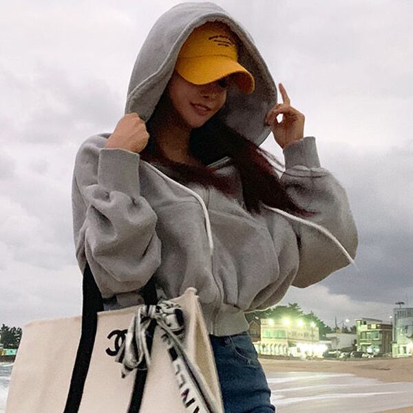 カジュアル ロゴ フルジップ パーカー レディース トップス アウター ショート丈 スウェット フーディー 長袖 ブルー ピンク グレー 青 灰 ミニ丈 ドロップショルダー フード付き ゆるカジ ビッグシルエット ハイウエスト スポーティー スタイルアップ 脚長効果 Cute