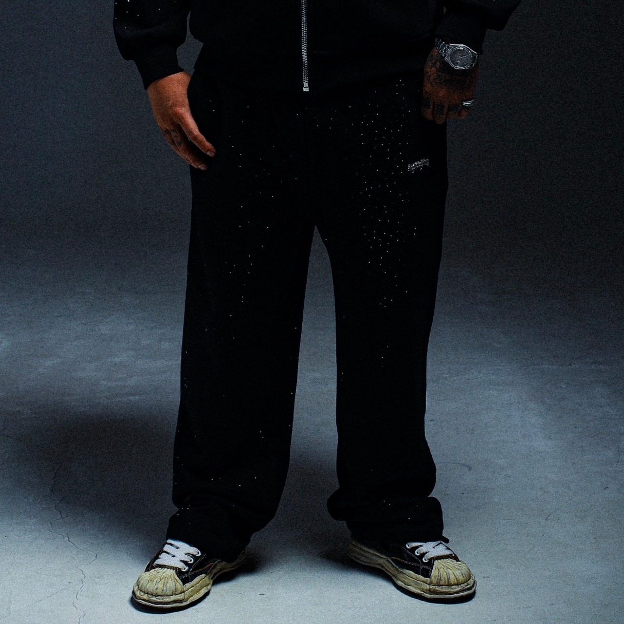 ESSENTIAL PLATE LUXURY RHINESTONE SWEATPANTS