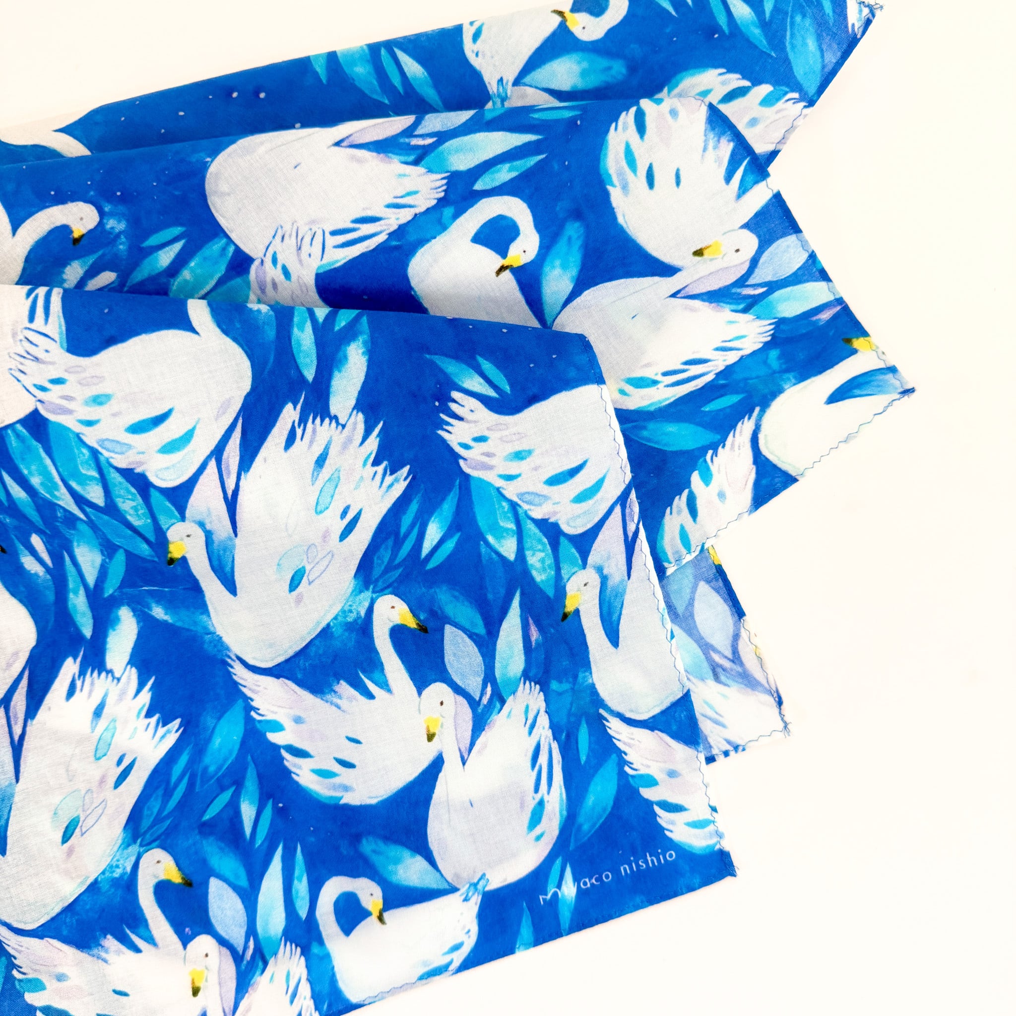 スカーフにもなる水彩画ハンカチ「Swan」 | miyaco nishio