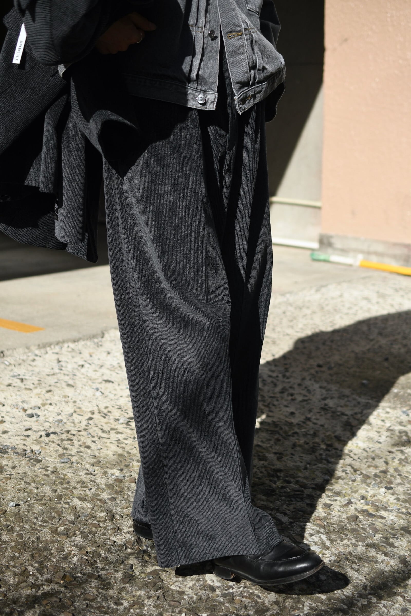REVERBERATE / TACKED TROUSERS (Black × Gray) | nariwai