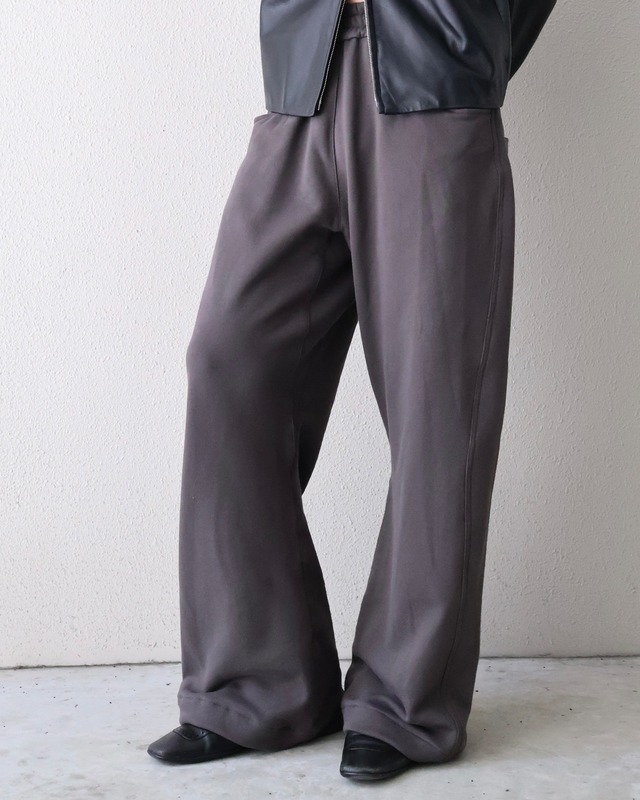 【+(Plūs)】Wide silhouette seam sweat trousers dark grey