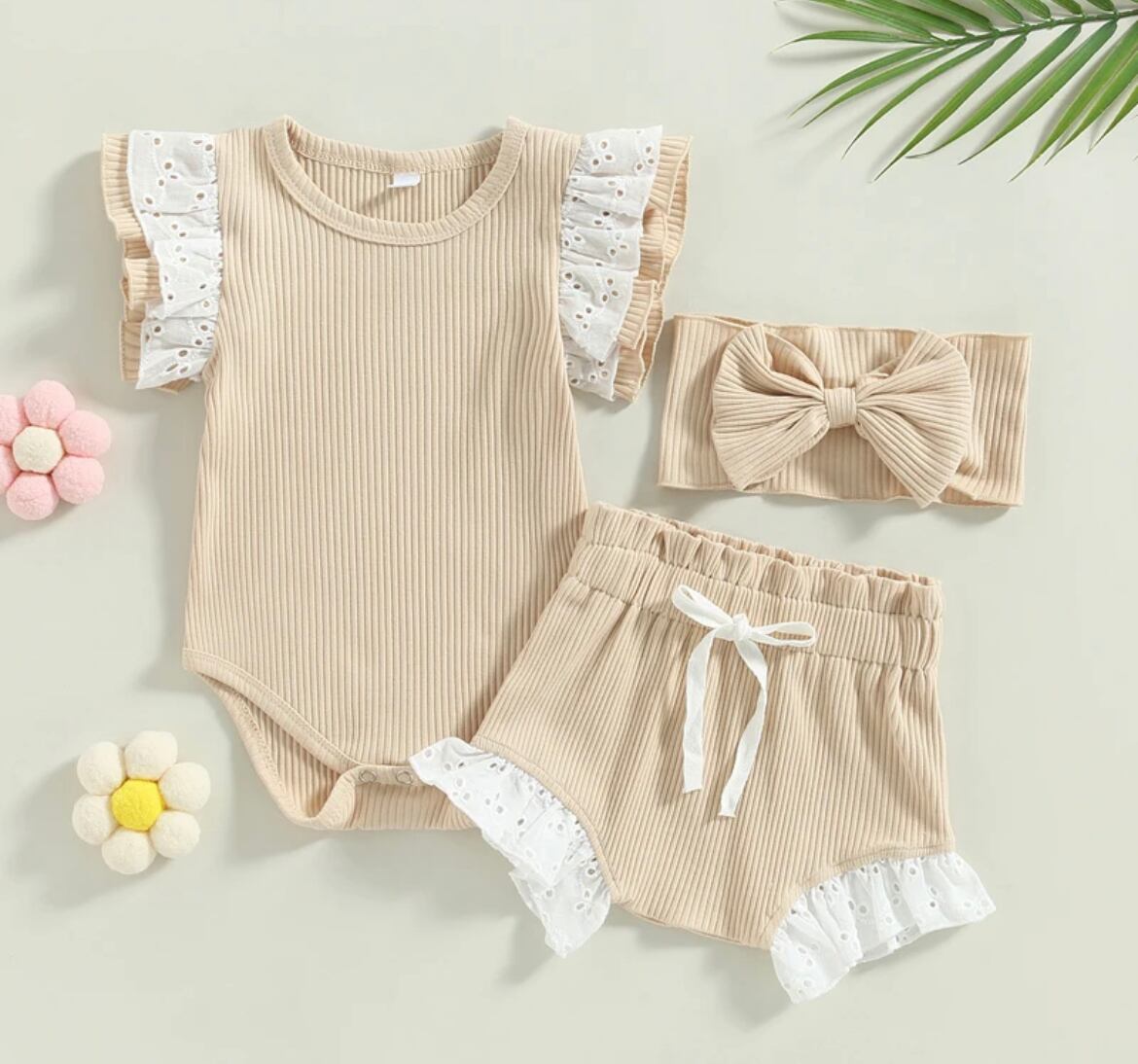 フリルとレースの可愛いロンパース&パンツセット