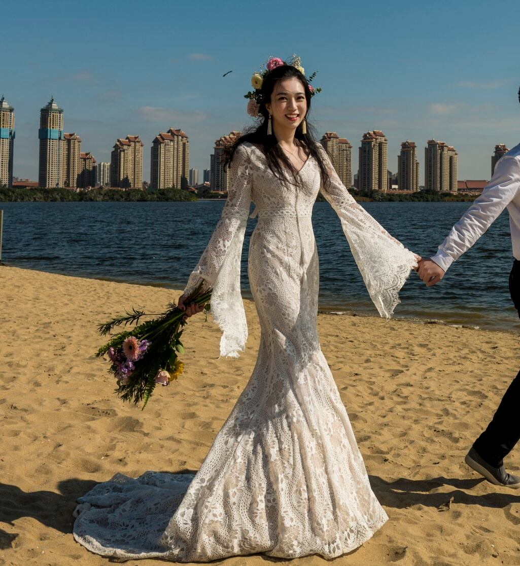 ベージュボヘミア長袖レトロレースウェディングドレス結婚式 二次会前  