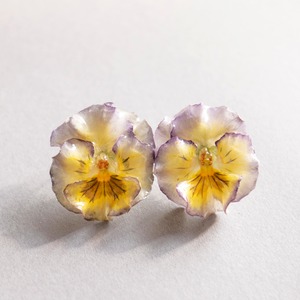 耳元お花畑♡ミニビオラのピアス【イヤリング変更可】yellow&purple