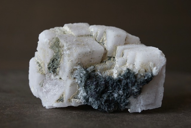 ブルガリア産蛍光カルサイト Fluorescence Calcite / Quartz 1072