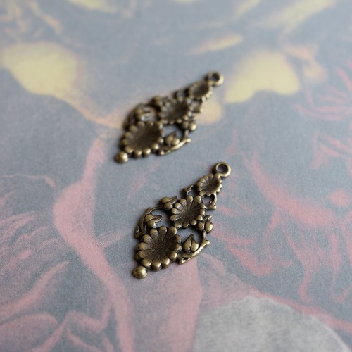 花と蕾のチャーム（金古美・2コ）