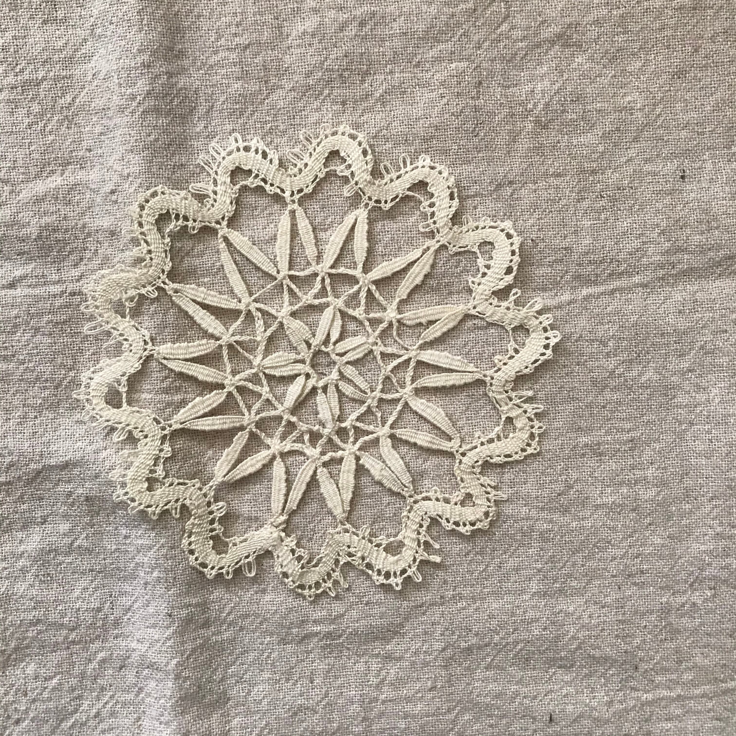 生成色の小さなドイリー