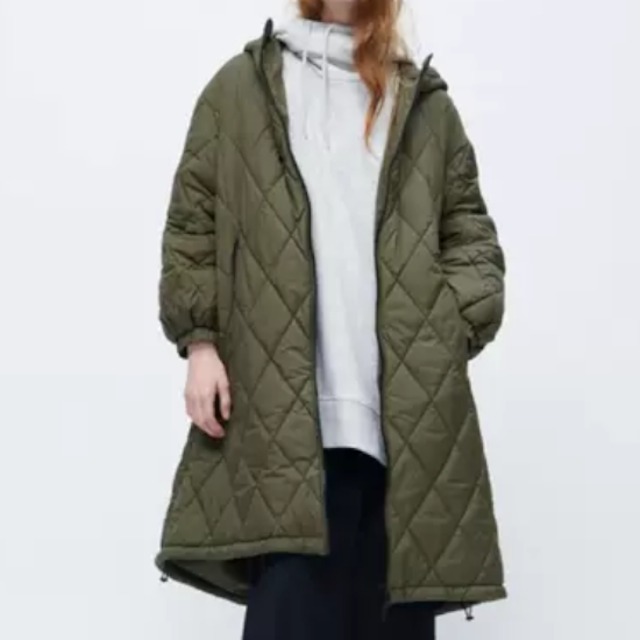 2色 アウター コート レディース 秋冬 きれいめ 暖かい ミドル丈 長袖 ラウンドネック ワイド フード付き ファスナー ポケット 色展開 黒 ブラック カーキ サイズ XS S M L ゆったり かわいい 大人可愛い きれいめ シンプル カジュアル 大人 上品 おしゃれ 無地 ファッション コーデ スタイル 楽ちん 暖かい 防寒 体型カバー 普段使い ラフ メンズライク キュート ガーリー クール 存在感  ビジネス OL 通勤 学生 通学 デート お出かけ 女子会 休日