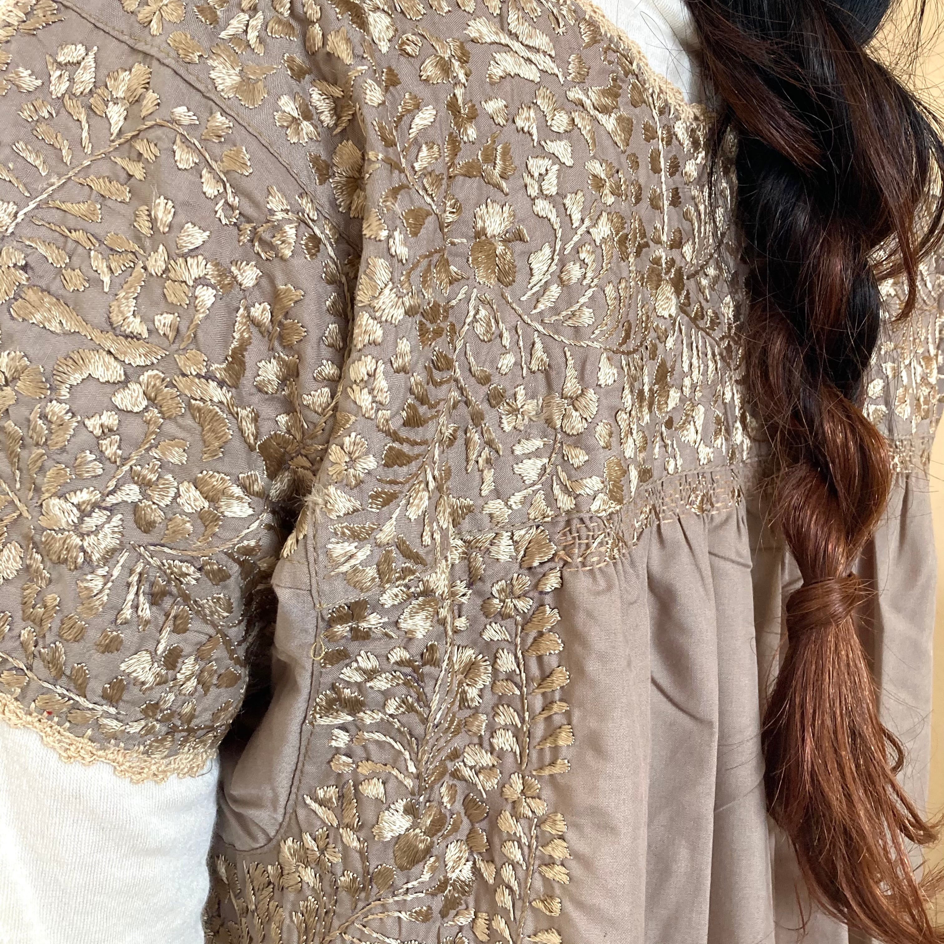 サンアントニーノ 刺繍ワンピース【ベージュ × シャンパンゴールド