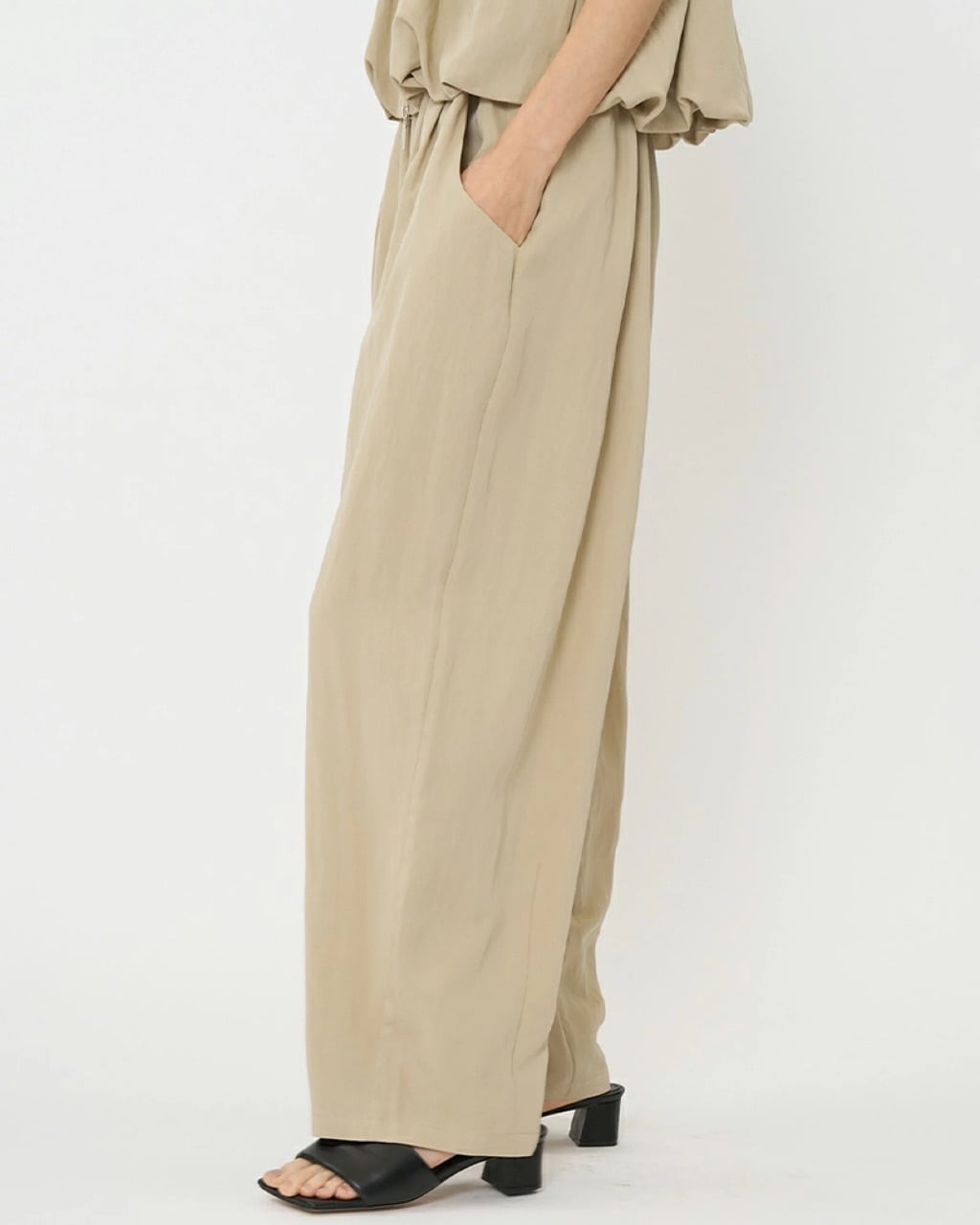 【CHIGNON】フロントタックカーヴィーパンツ　3261-026MK