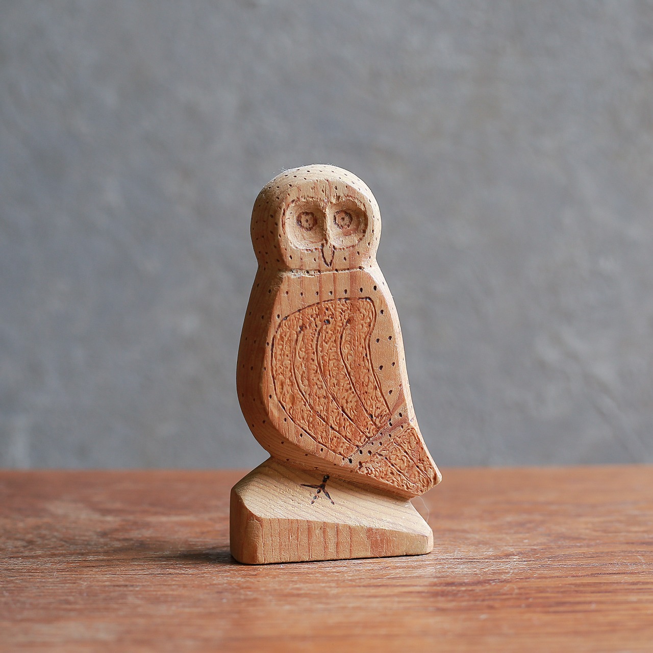 パチっとこちらを見つめる、スウェーデンのフクロウ 2