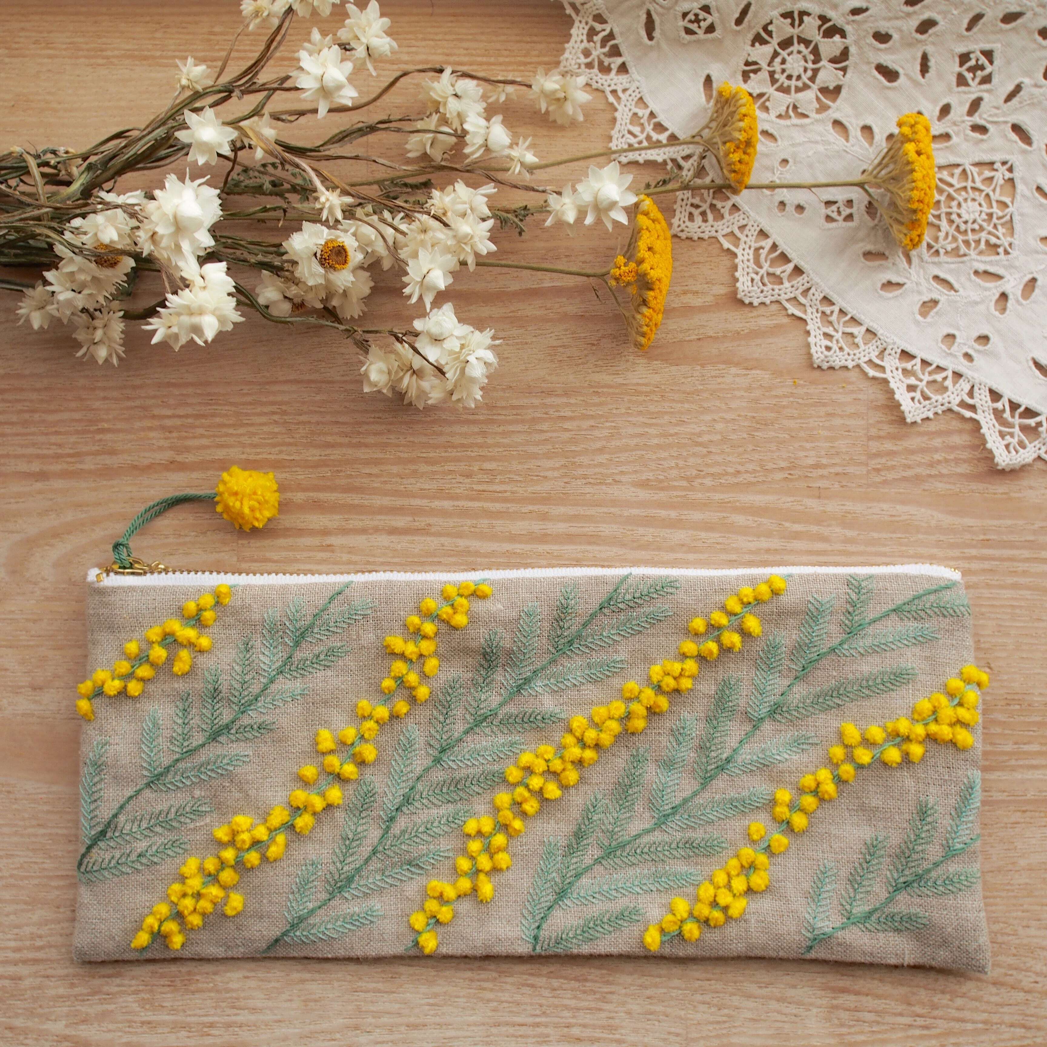 おおたにめぐみ・刺繍のキット・ミモザの横長ポーチ | l'art du fil