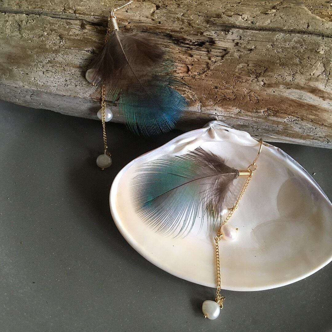フェザーと淡水パールのチェーンピアス