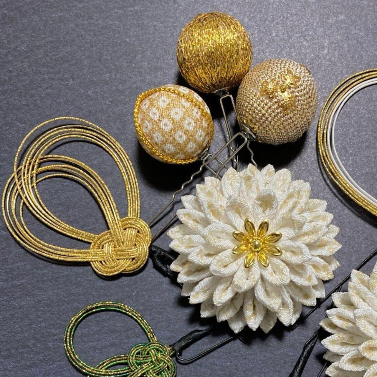 慶結華 ― 瑞｜白金×水引が気品を添えるつまみ細工髪飾り 成人式・卒業式・結婚式に（S022）・画像5