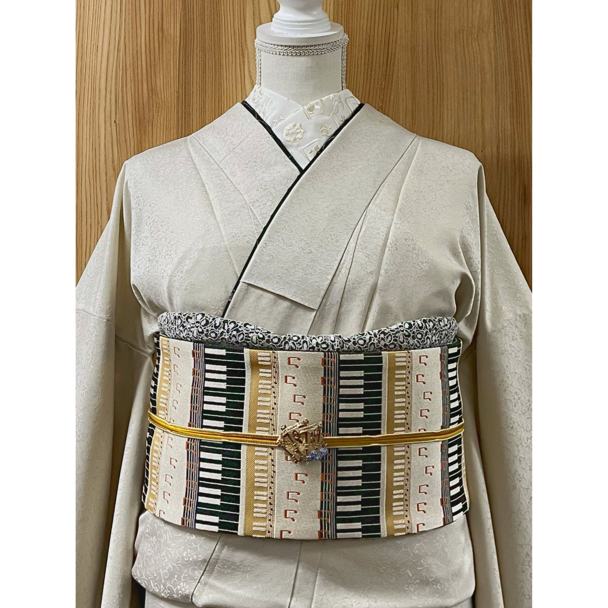 しつけ付き色無地 新品】ジャガード織のシノワズリ模様 洗える色無地着物(象牙色) | 今昔