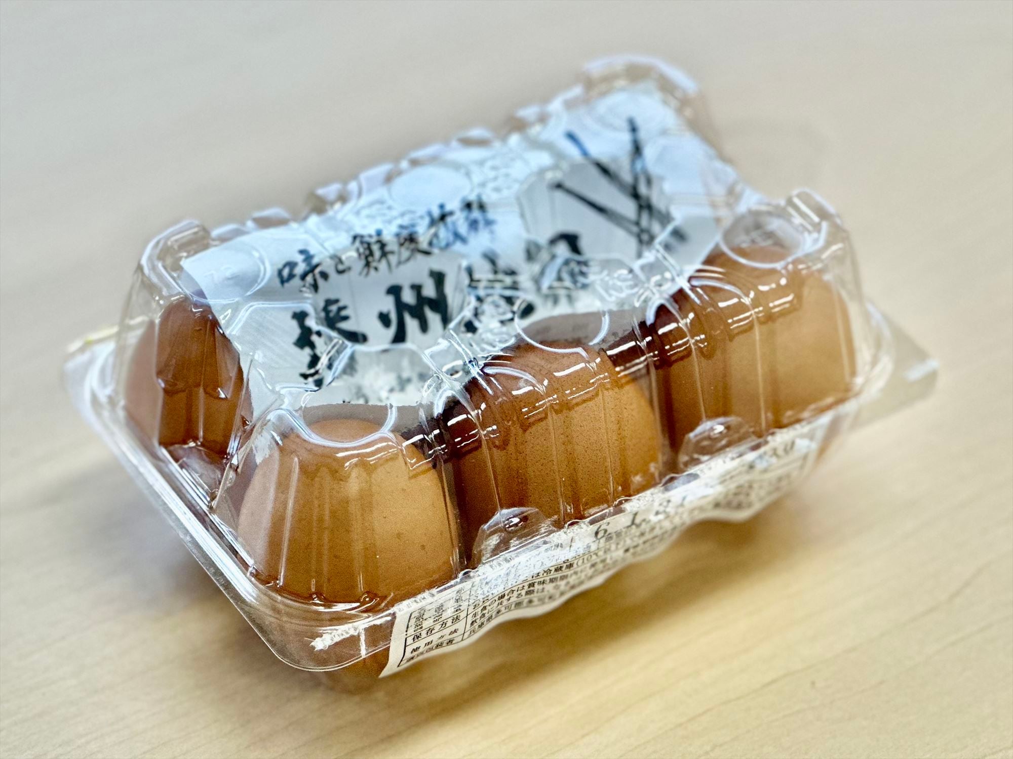 平飼いの開放鶏舎で生まれた「播州地卵」【6個入】 | RAKU STORE