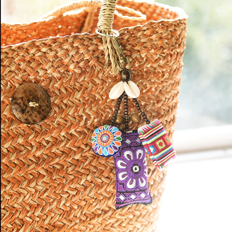 モン族の手仕事のねんねこをリメイク 伝統的刺繍アップリケの