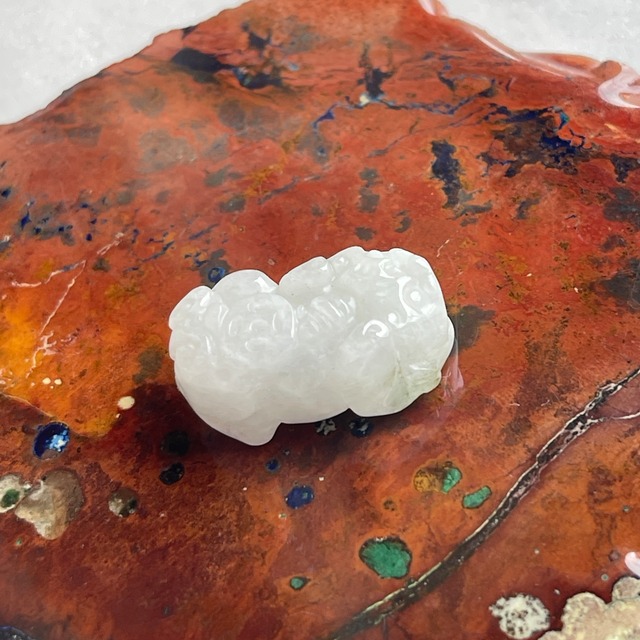 【特別販売】【伊勢神宮の五十鈴川でアチューメント】　翡翠　貔貅（ひきゅう）　御守り石　（紐を通す穴が上下にあります）9132