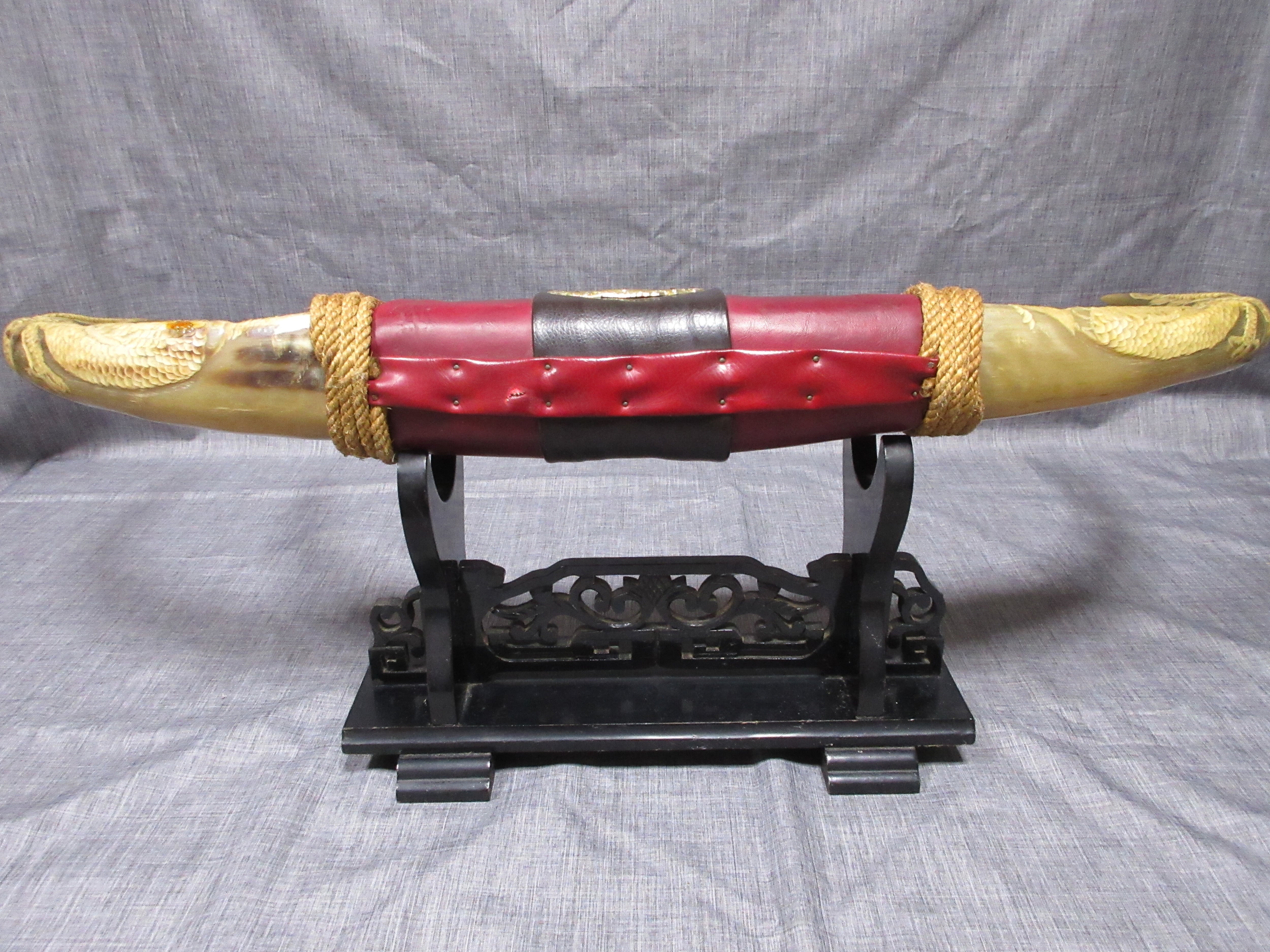 水牛の角 龍柄彫刻 民芸品 置物 台座付 (大) type-E | ギャラリー寿 水牛の角 龍柄彫刻 民芸品 置物 台座付 (大) type-E | ギャラリー寿