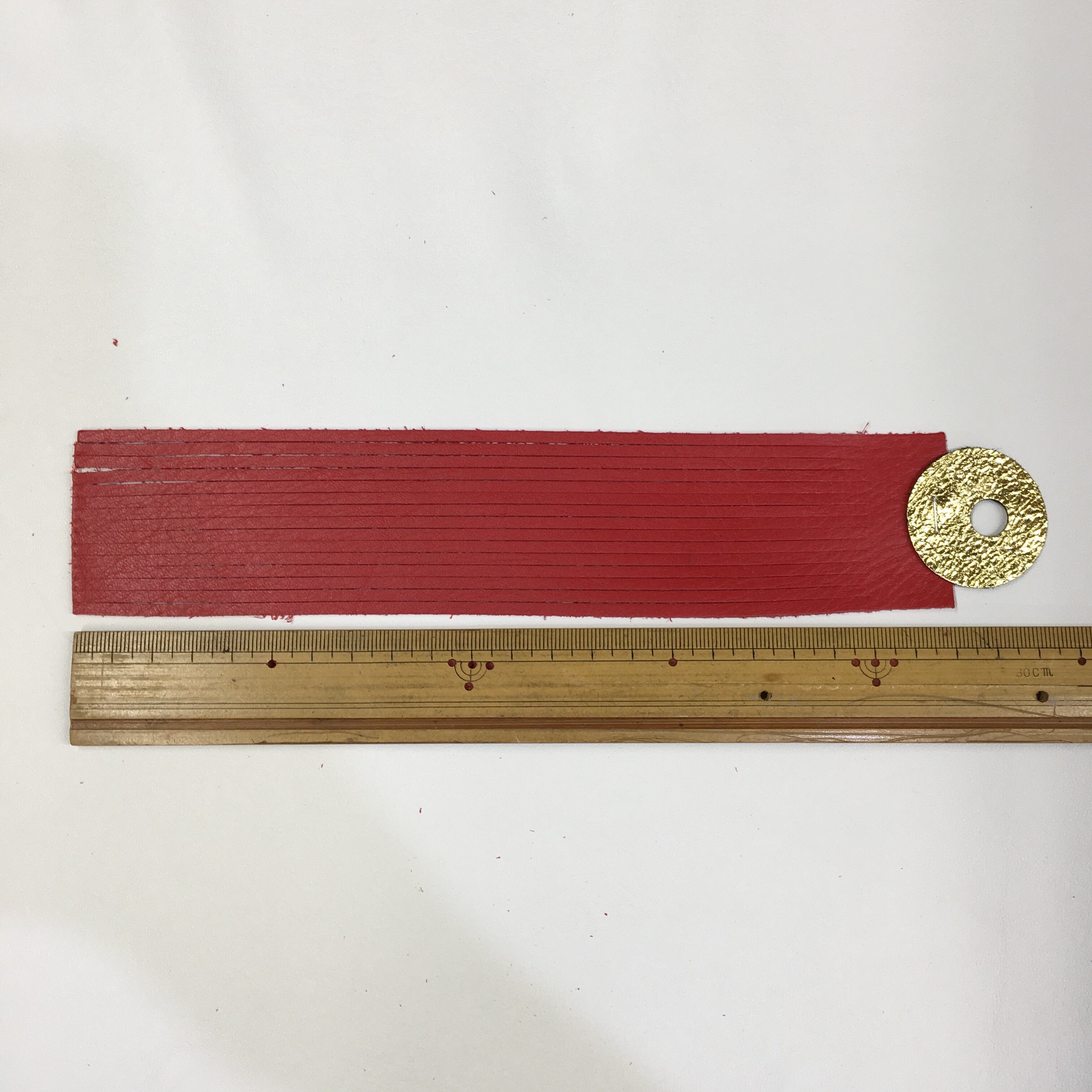 タッセル革【赤系】【サイズ：幅約4.5cm×長さ約23cm】約1.0〜1.4mm厚