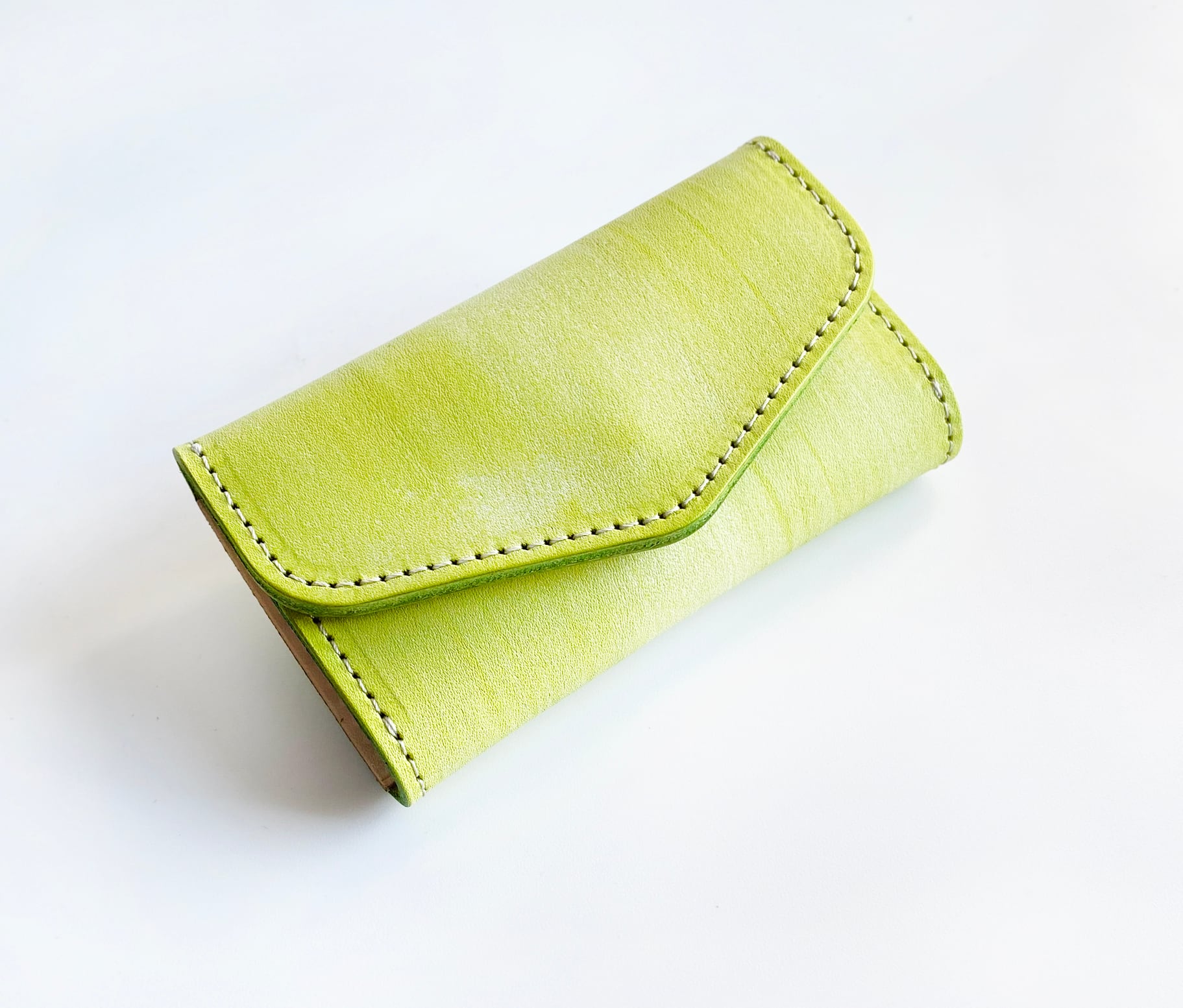 ライムグリーンのマグネット式キーケース（イタリアンレザー マイネ