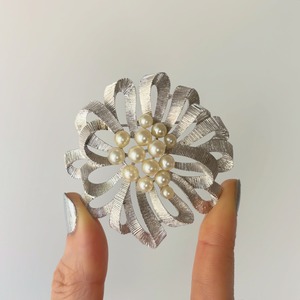 CROWN TRIFARI リボンの花のブローチ