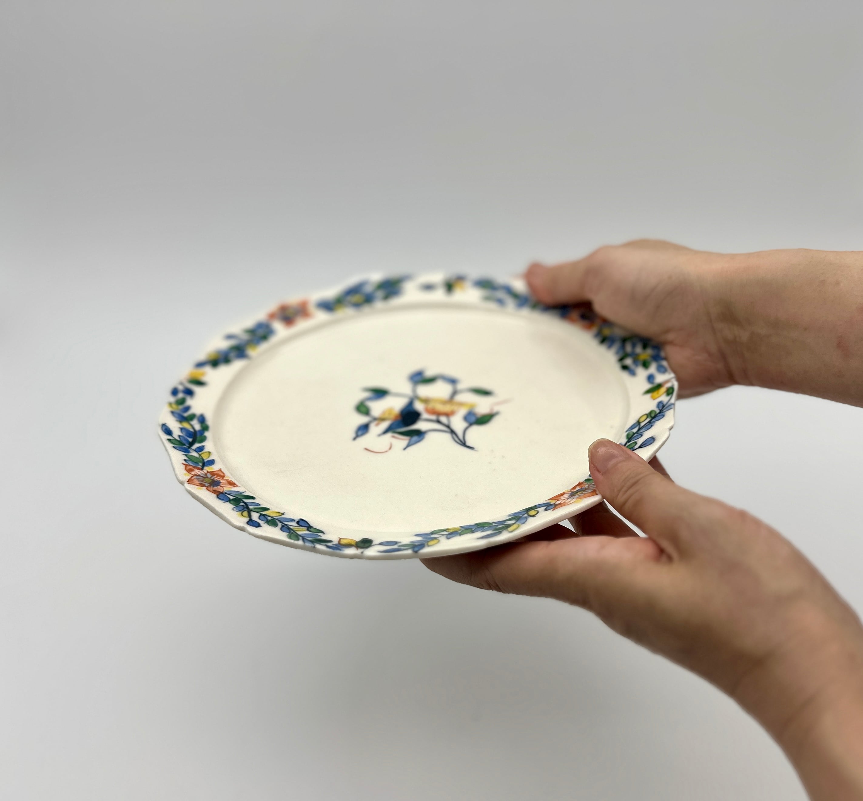 宮田竜司 呉須 赤絵 (花絵柄) 稜花皿 (中) | pomod'adamo