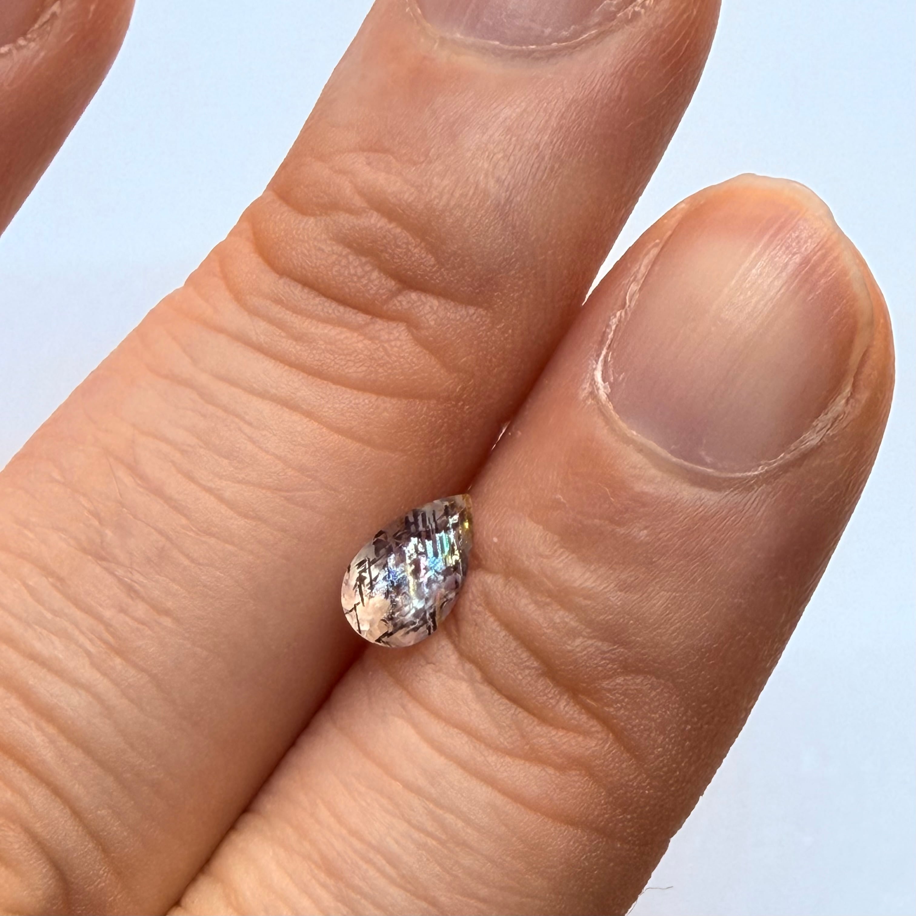 世界一レアなサンストーン　レインボーラティスサンストーン