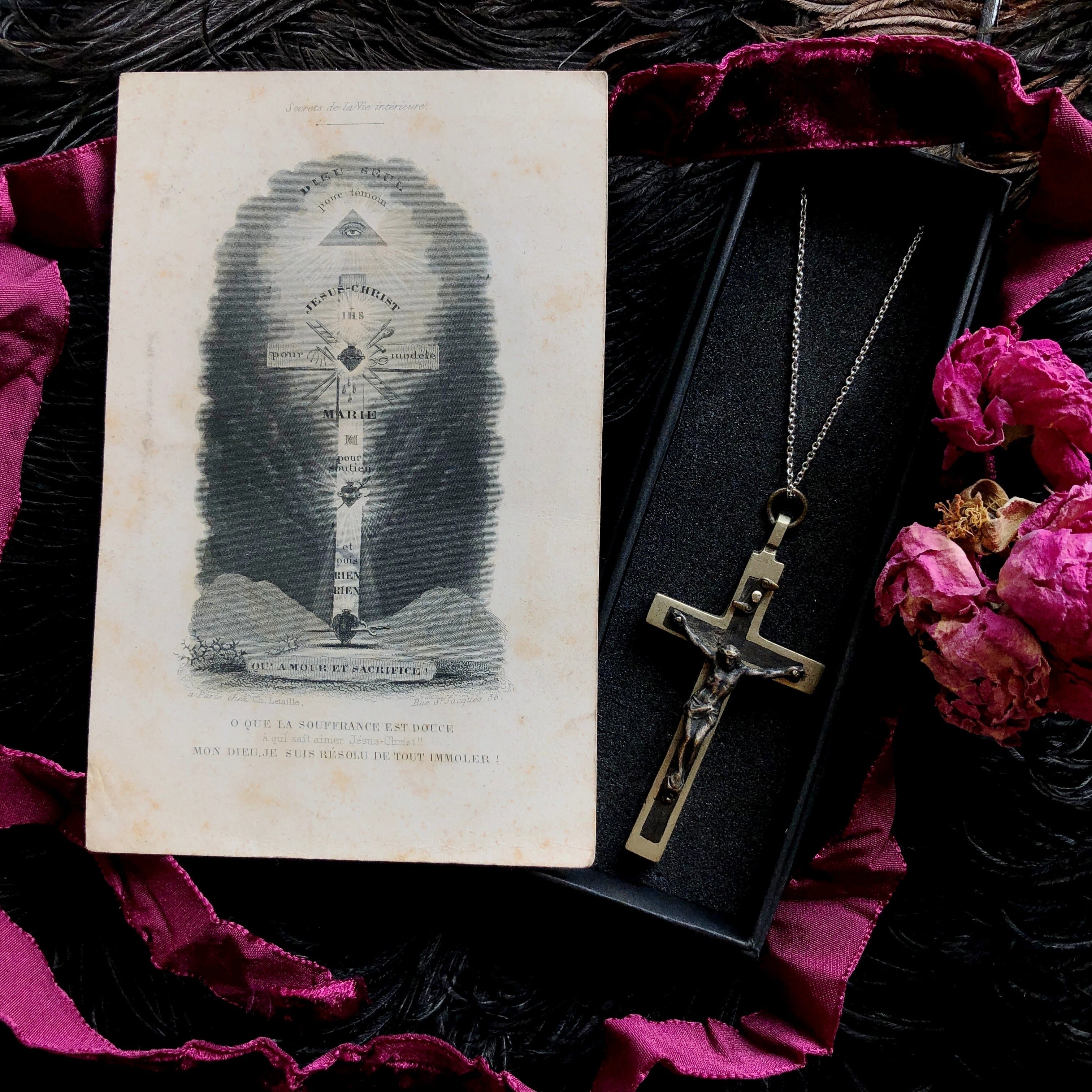 【819】59個！フランス　メダイ　ロザリオ　十字架　セルロイドのホーリーカード　ブローチ（以下検索用　アンティーク　ヴィンテージ　 アンティークフランス メダイ付 セルロイド十字架型ホーリーカード