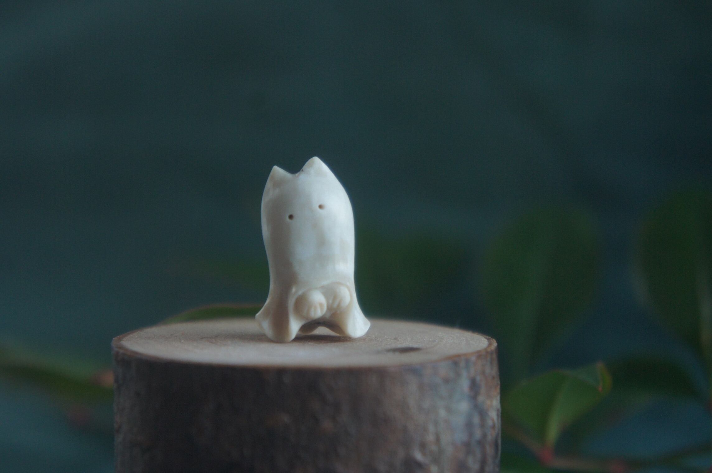 鹿角彫刻「兎角亀毛」猫にのっとられたおばけ【5】 | deer bone 