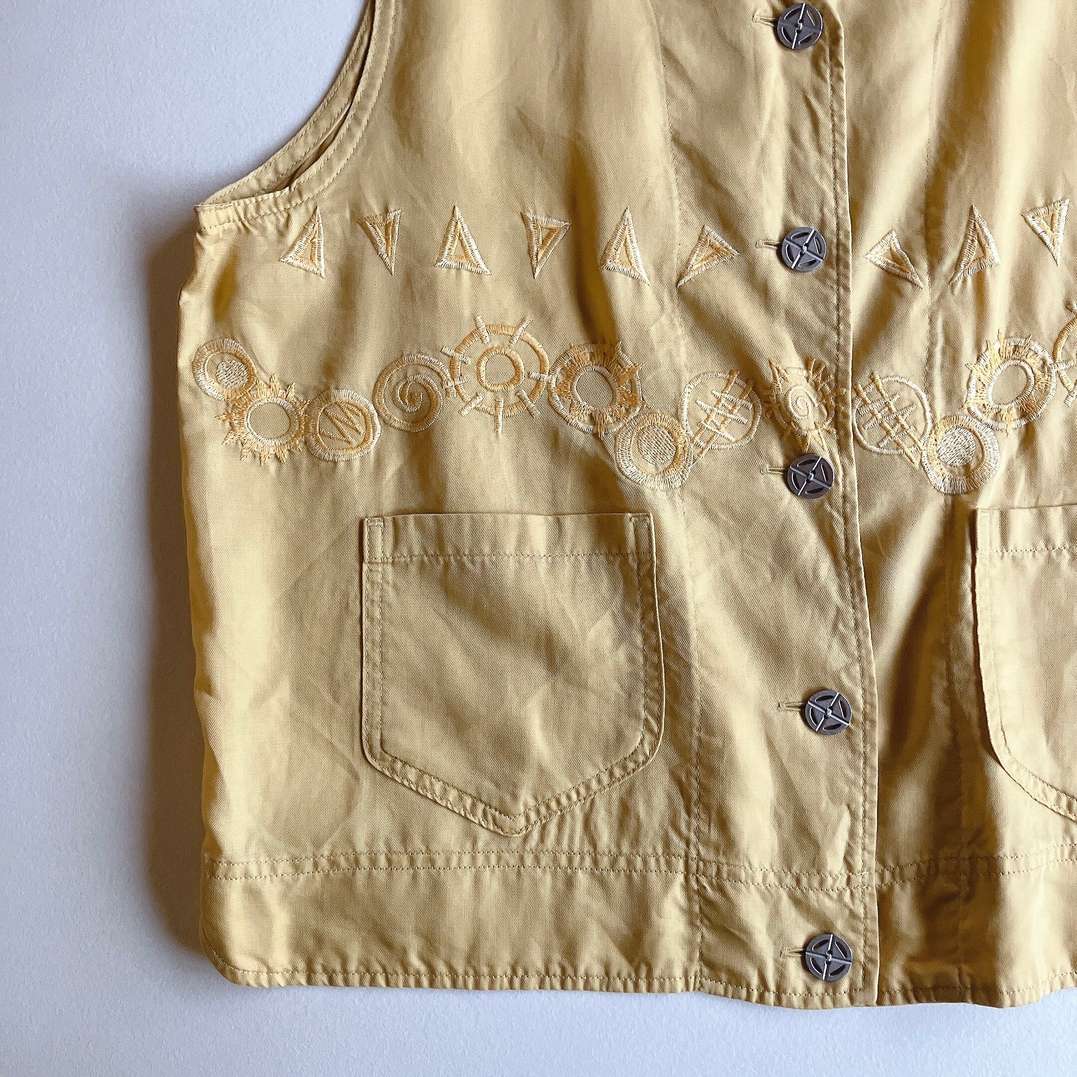 used レトロ 黄色 刺繍 ベスト 古着 ヴィンテージ vintage | 古着屋mojo