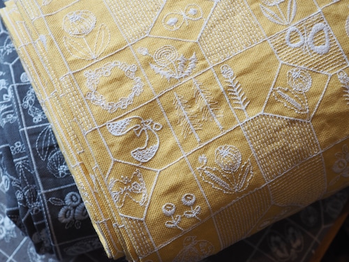 AMBERオリジナル 綿麻　刺繍生地　＊ 138cm巾 10cm ＊  イエロー