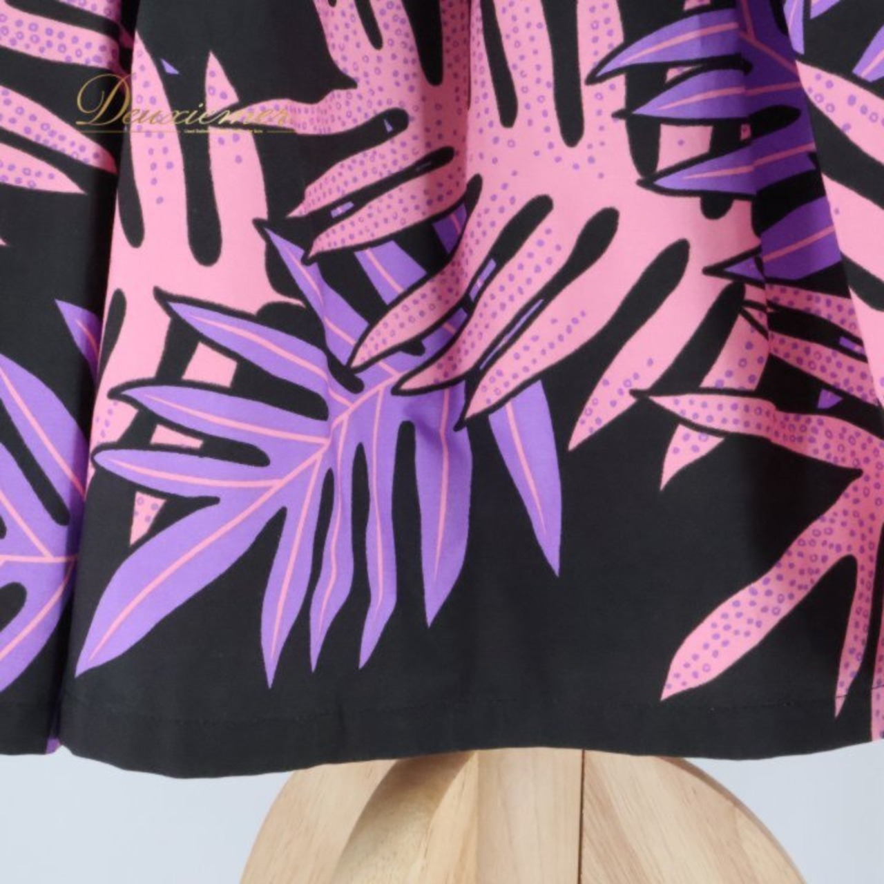 フラダンス 衣装 パウスカート メネフネプランテーション ブラック系 MENEHUNE PLANTETION かわいい 華やか 鮮やか 黒 紫 ダンス衣装 ハワイアンダンス レディース ハワイアン アロハ ハワイアンプリント フラ ダンス レッスン 練習