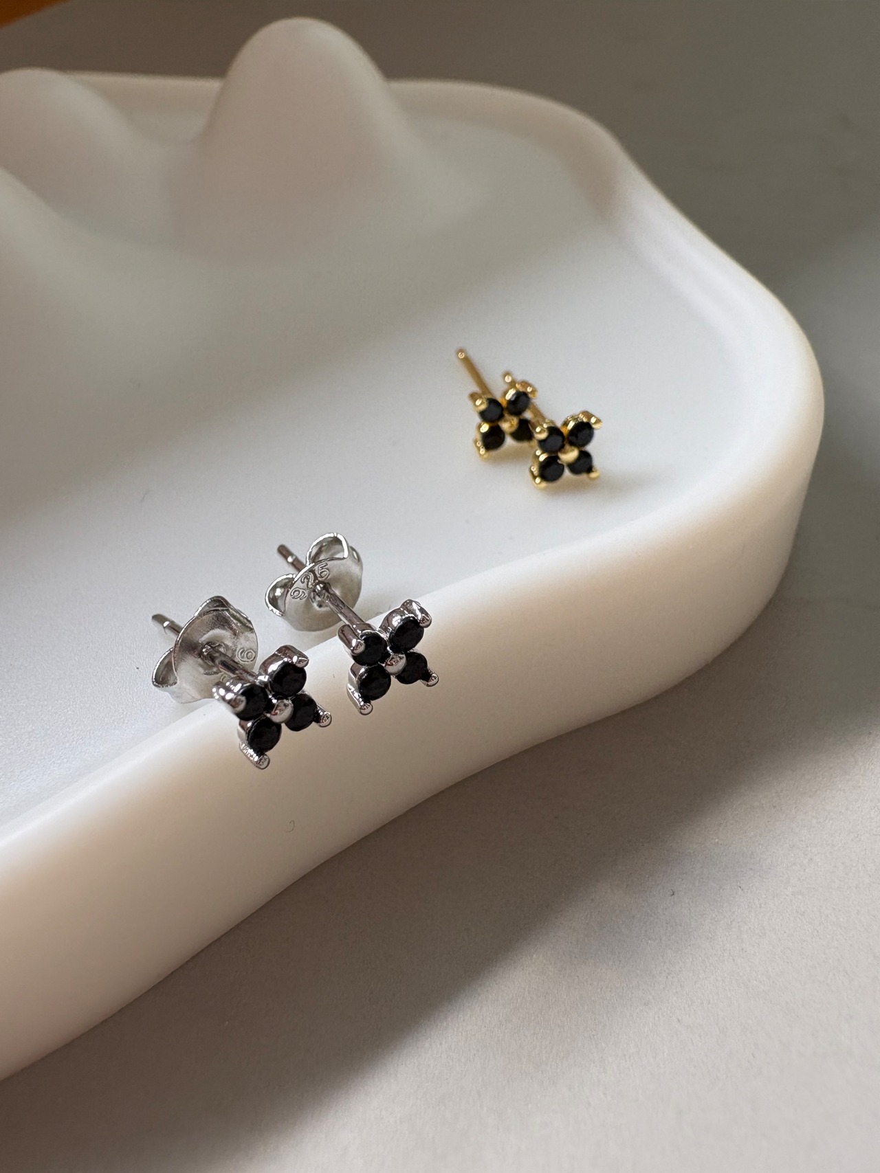 クロフラワーミニピアス